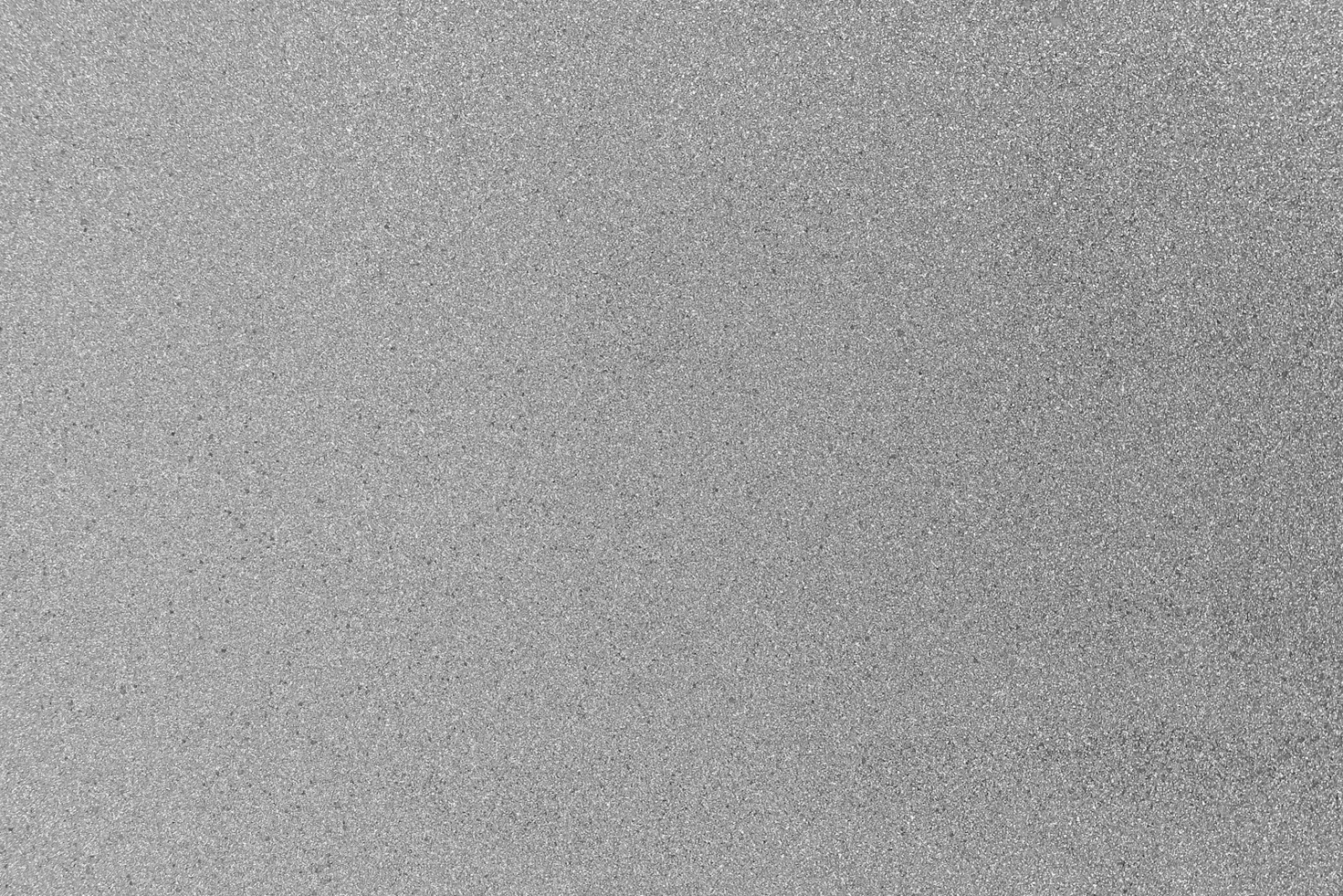 Makroaufnahme einer gebürsteten Oberfläche aus Titanlegierung mit feiner Kornstruktur